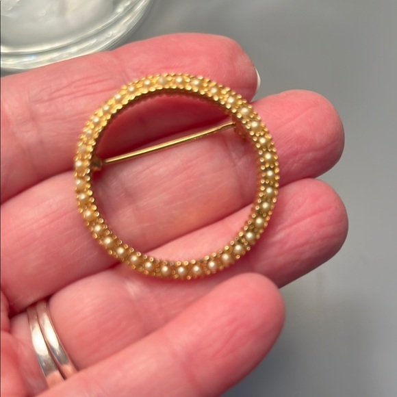 Vintage Gold and Pearl Circular Brooch with Textured Edge mid century! - Picture 7 of 7
